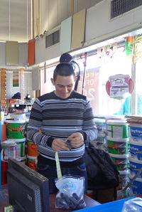 Dimitri en train d'étiqueter des produits d'outillages pendant sa PFMP à Ilidomiki à Limassol, source : Isabelle Valentin, CCbyNC.ND