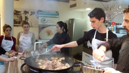 cours de paella par l'école partenaire : Centro superior Hostelleria Mediterraneo