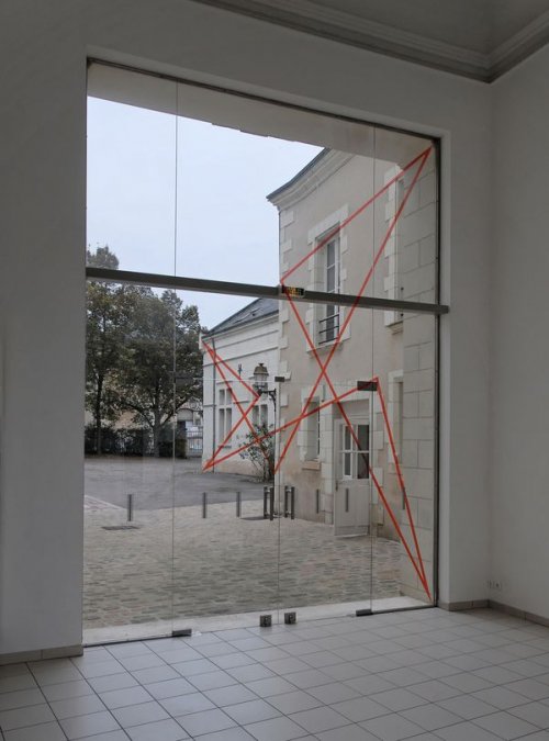Felice Varini, «6 triangles pour Descartes», 2006. Ecole d'Arts Plastiques de Châtellerault.