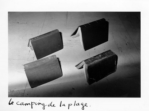 "Le camping de la plage" - Joachim Mogarra - 1982, collection FRAC Poitou-Charentes