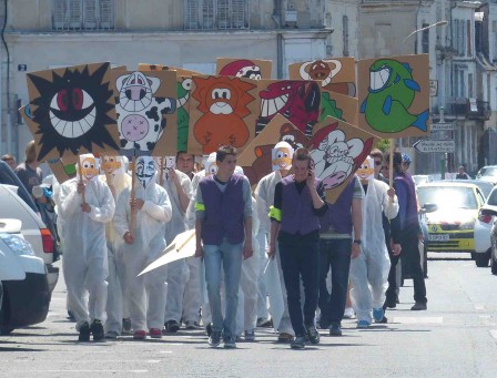 Photo du festival "la rue et moi" avec les élèves du lycée Branly de Châtellerault.