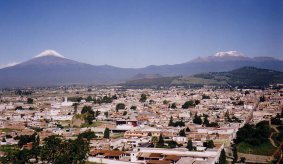 Popocatépetl e Ixtaccíhuatl vistos desde la ciudad de Cholula, Fotografía : Nathalie Noël