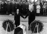 Verdun 1984. Le Chancelier Helmut Kohl donne la main au Président François Mitterrand en signe de réconciliation