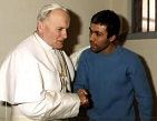 Jean Paul II serrant la main à l'homme qui voulait le tuer