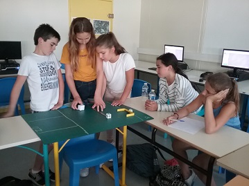 Des élèves en action lors du défi robot