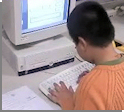 L'élève en salle informatique