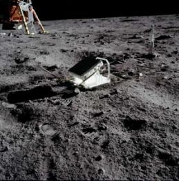 L'un des réflecteurs lunaires déposés par la mission Apollo XI