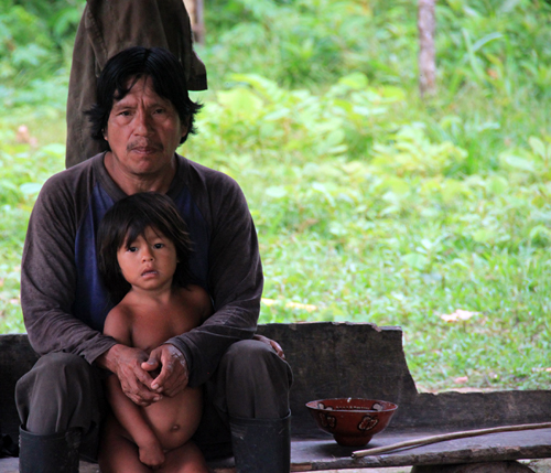 Le chef du village de Jujuintza et son enfant