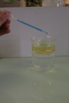 dépôt d'une goutte d'eau colorée dans la phase lipidique
