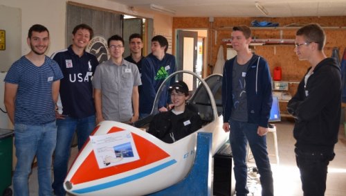 Groupe d'élèves STI2D (spécialités SIN et ITEC) auteurs des projets aéronautiques