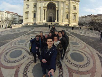 Les élèves de 1ère bac pro commerce à Budapest place de la Basilique Saint-Etienne, source : Léo Dufour, CCbyNC.ND