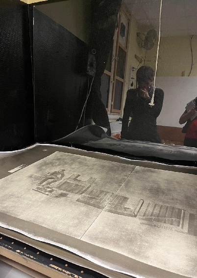 images photographiques en attente de traitement dans le laboratoire atelier de Laurent Millet