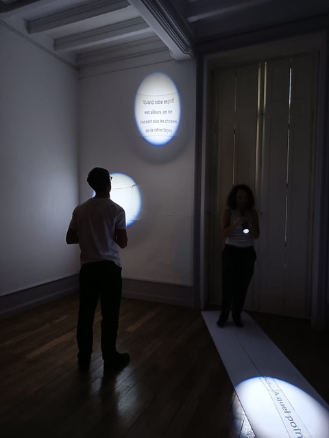 image de la performance A la clarté de nos certitudes, réalisée avec les élèves du lycée hôtelier de La Rochelle