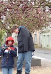 deux_eleves_observant_le_resultat_sur_l_ecran_de_l_appareil_photo_reflex_numerique_de_leurs_experimentations_de_reglages