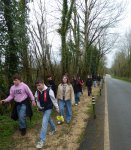 les_eleves_lors_du_deplacements_marchant_les_uns_derriere_les_autres_le_long_de_la_route