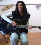 eleve_mise_en_scene_jouant_de_la_guitare_avec_un_eclairage_naturel_et_un_artificiel_mais_non_oriente_sur_elle