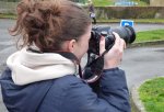 eleve_effectuant_ses_reglages_pour_photographier_un_sujet_lontain