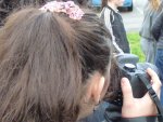 gros_plan_sur_une_eleve_ayant_realise_sa_mise_au_point_avec_un_appareil_reflexe_numerique_et_s_appretant_a_photographier