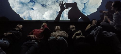 Les étudiant.es de la CPES-CAAP Valin absorbé.es par la vidéo de cette matière virtuelle en formation. Les étudiant.es de la CPES-CAAP Valin absorbé.es par la vidéo de cette matière virtuelle en formation.