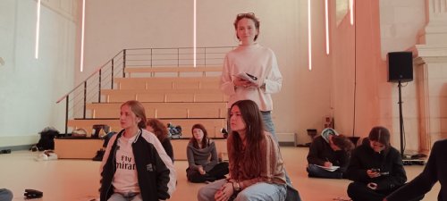 premiers contacts des étudiant.es avec l'espace de la Chapelle Fromentin au CCN Mille Plateaux