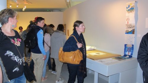Photo de visiteurs dans l'exposition