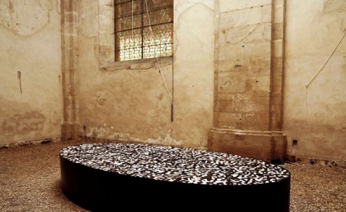 Orchestre Cosmogonique, 2023, céramique, bois, verre soufflé et système sonore, 1.2 x 3m