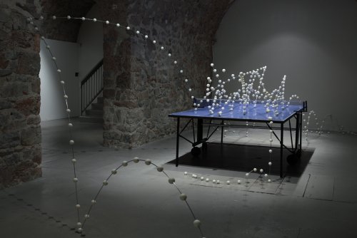 visuel : Richard Fauguet, sans titre, 2000, table de ping pong, métal, balles de ping pong, collection FRAC Limousin, droits réservés