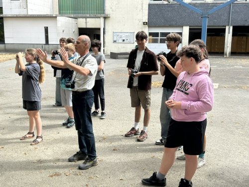 Démonstration et indications données par Olivier Muhlhoff avant que les élèves photographient le sujet dans la cour de récréation du collège