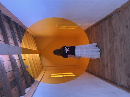 eleve_de_dos_devant_une_des_oeuvres_de_georges_rousse_a_la_villa_gaufrette_de_niort