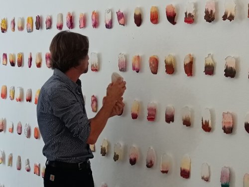 Arnaud Huppé devant son installation Imprégnations imprédictibles