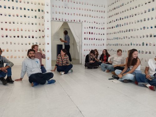 le collectif et les étudiant·es dans la salle d'exposition des ateliers