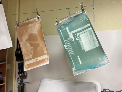 images photographiques en attente de traitement dans le laboratoire atelier de Laurent Millet