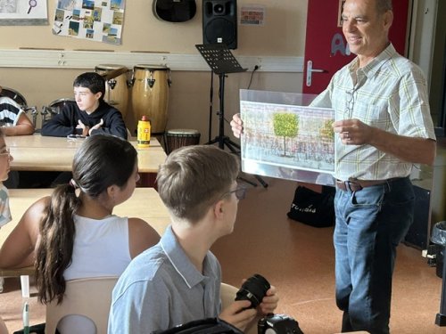 Olivier Muhlhoff montrant une reproduction d'une de ses œuvres de la série "Arborescence" aux élèves de la CHAAP, en salle d'arts au collège
