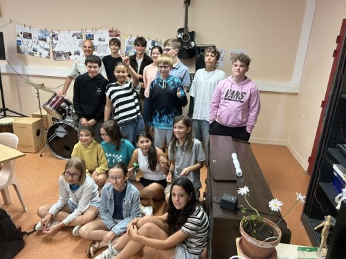 Photo de groupe des élèves de la classe CHAAP avec Olivier Muhlhoff dans la salle d'arts afin de clôturer la rencontre.