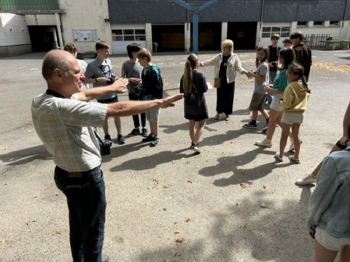 Temps de pratique avec Olivier Muhlhoff dans la cour de récréation du collège, les élèves sont répartis en groupes pour s'organiser face au sujet qui sera photographié.