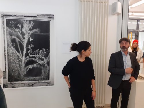 L'artiste Véronique Framery et Fabrice Pelletier, proviseur du lycée Valin lors du vernissage devant Window, 2019