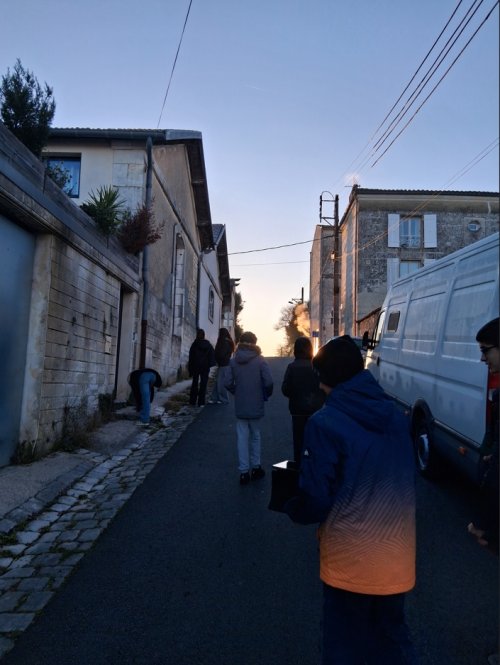 élèves en repérage dans la ville de Saintes