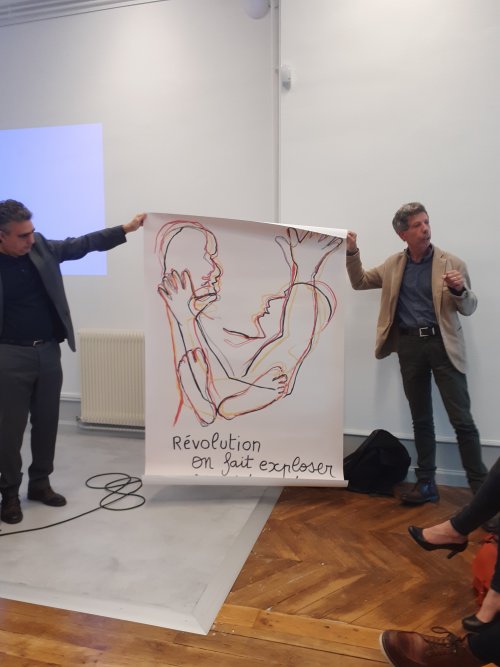 Michel Herreria et Didier Vergnaud présentant l'affiche réalisée par le poète Charles Pennequin