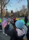 une_eleve_devant_le_groupe_en_deambulation_dans_la_rue_en_train_de_realiser_des_photos_pour_son_reportage_photo_et_son_carnet_de_voyage