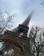 la_tour_eiffel_de_paris_prise_en_contre_plongee_et_decadree_le_sommet_dans_la_brume