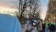 une_eleve_dans_la_rue_en_train_de_realiser_des_photos_pour_son_reportage_photo_et_son_carnet_de_voyage