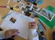 eleve_realisant_son_carnet_de_voyage_de_retour_du_sejour_a_paris