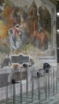 Occurences de Laurent Duthion devant une fresque de la galerie Renaissance