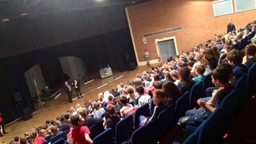 Le lundi 30 septembre ce sont ainsi près de 400 élèves qui ont assisté au spectacle "La machine à chansons du professeur cervelle" à Jaunay Marigny