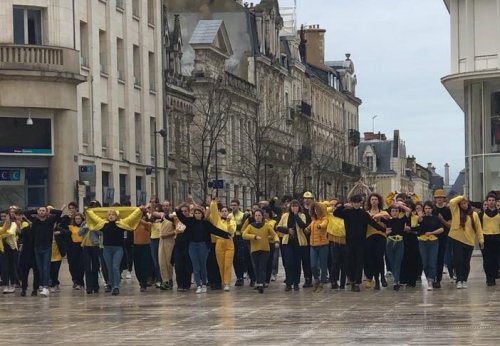 Etudiants et lycéens, 6/04/2019, Place du Maréchal Leclerc à Poitiers - ©️ Photo Daac Poitiers