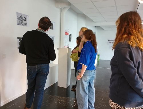 travail en salle d'exposition travail en salle d'exposition