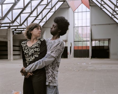 Valérie Jouve, Sans Titre (Les Personnages avec Julie Nioche et Abidou Djogbenou), 2007/2009, C-print 