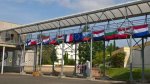 Exposition des drapeaux des pays membres de l'Union Européenne dans la cour principale du lycée