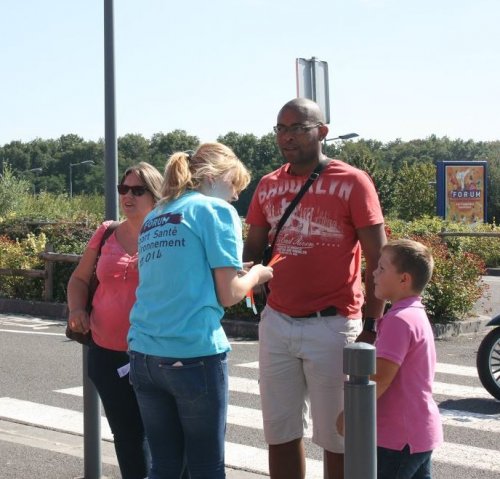 Une élève de Terminale accueille une famille à l'entrée du Forum Sports Santé Environnement