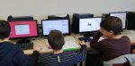 Les élèves en salle informatique (un groupe de 3, chaque élève travaille sur une case)